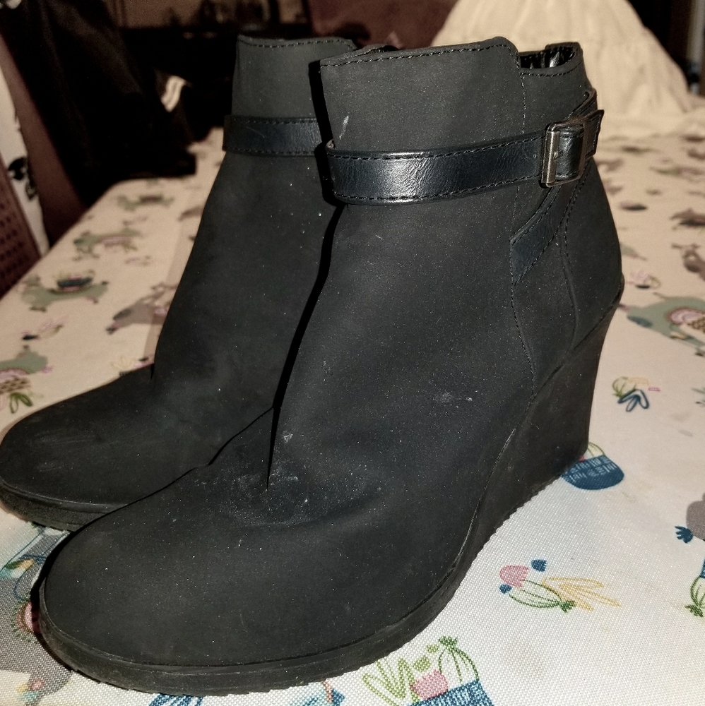 Black wedges